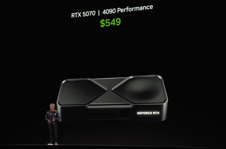 Jensen Huang bemutatja az RTX 5070-et az RTX 4090 teljesítményével. (Kép forrása: Nvidia)