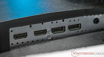 HDMI és DisplayPort a hátoldalon