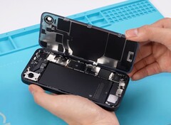 A Apple iPhone 16e viszonylag könnyen cserélhetővé teszi az akkumulátort és a hátlapot. (Kép forrása: REWA Technology)