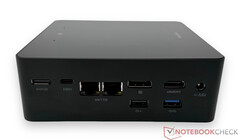 Bal oldal: OCulink, USB4, 2x RJ45-5G-Ethernet, DisplayPort 2.0, HDMI 2.1, USB 2.0, USB 3.2 Gen1, tápcsatlakozó