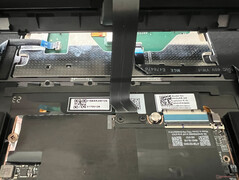 Az SSD cseréje előtt el kell távolítani az akkumulátor csatlakozókábelét.