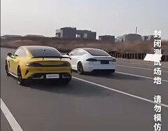 A Xiaomi SU7 Ultra legyőzi a Tesla Model S Plaid-et egy drag race versenyen (Kép forrása: screenshot a Tesla Geek YouTube-ról)