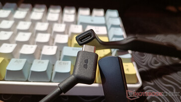 USB-C csatlakozó a szemüvegen (Kép forrása: Notebookcheck)