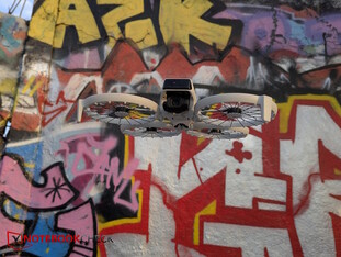 Pixel 7 Pro: DJI Flip a Mauerpark Graffiti Wall előtt