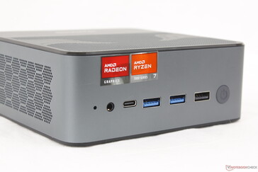 Elöl: USB-C 4.0 w/ Power Delivery + DisplayPort (8K@60 Hz), 2x USB-A 3.2 Gen. 2 (10 Gbps), USB-A 2.0, bekapcsológomb, bekapcsológomb