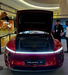 Új Tesla Model Y Ultra Red színben (Kép forrása: DaltyBrewer/X)