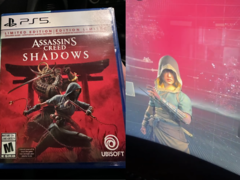 A felhasználó által feltöltött kép az Assassin&#039;s Creed Shadows fizikai példányáról (balra), és egy kép a feltöltött játékmenet-felvételből (jobbra). (Kép forrása: @DannyStevens__ on X/Twitter) 