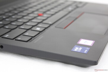 Ismerős fekete ThinkPad dizájn sima felületekkel