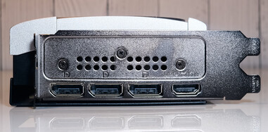 Kikötők: kimenet, 1x HDMI 2.1b-kimenet