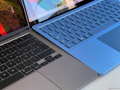 MacBook Air 13 M3 (balra) vs. Surface Laptop 13 (jobbra)