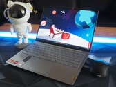 Lenovo Yoga Slim 6 14 laptop felülvizsgálata: Radeon 740M premierje