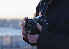 A Fujifilm a pletykák szerint körülbelül két hét múlva egy nagyon kompakt modellt mutat be a GFX sorozatba. (Kép forrása: Fujifilm)