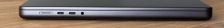 Balra: MagSafe, 2x USB-C 4.0 Thunderbolt 5 (120 Gbit/s, DisplayPort ALT mód, Power Delivery), 3,5 mm-es hang, 3,5 mm-es hang