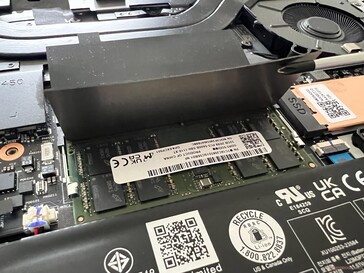 Két SO-DIMM foglalat akár 96 GB RAM számára