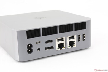 Hátul: AC tápellátás (nincs külső tápegység), USB-C Thunderbolt 4 w/ DisplayPort + Power Delivery, 3,5 mm-es fejhallgató, HDMI (4K@60), DisplayPort 1.4 (4K@144), 2x RJ-45 (2,5 Gbps), 4x USB-A 3.0 (10 Gbps)