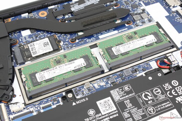 Két hozzáférhető DDR5 SODIMM foglalat