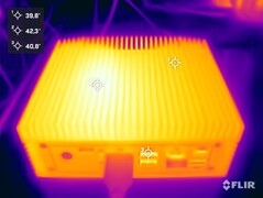 Newsmay AC8F-POE a stresszteszt során (fent)