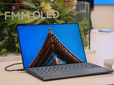 A TCL CSOT MWC 2025 standjának néhány kiemelkedő pillanata. (Forrás: Notebookcheck)